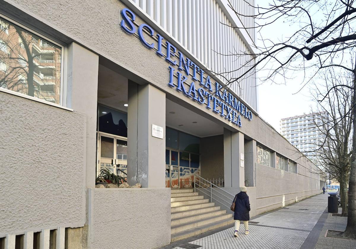 Fachada del colegio Scientia Karmelo de San Sebastián.