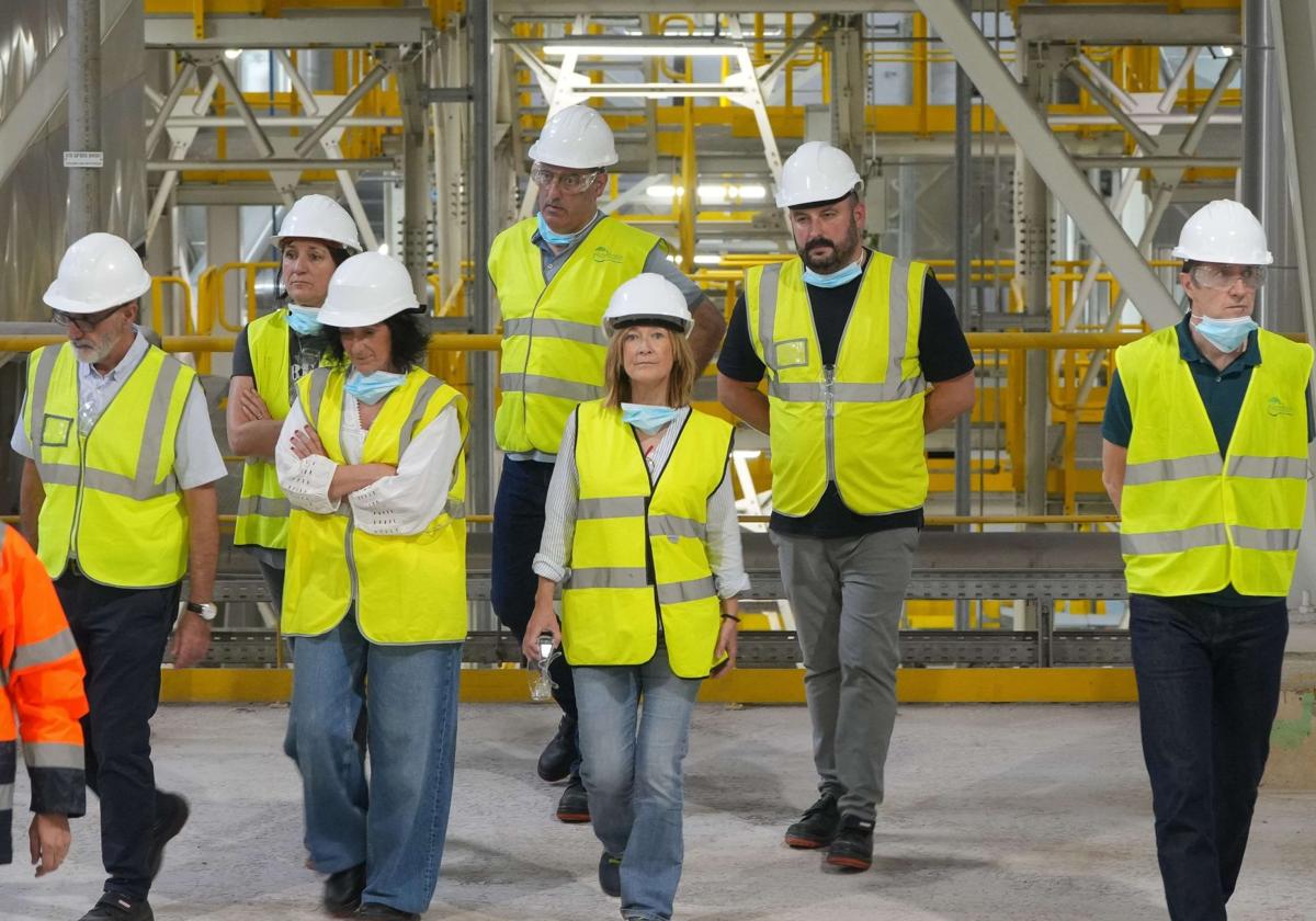 La presidenta del PNV de Gipuzkoa en la planta de residuos de Zubieta junto a sus trabajadores.