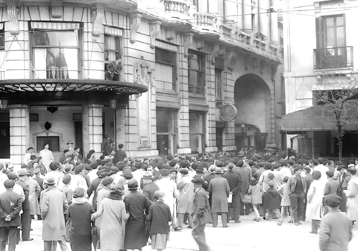Esquina de Ijentea con la calle Mayor. A la izquierda el 'Majestic Palace', un poco más adelante el 'Petit Casino'.