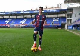 Ivan Gil durante su presentación como jugador del Eibar en Ipurua el pasado mes de enero.