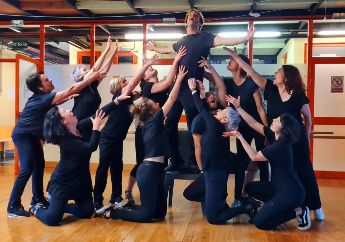 Alumnos y alumnas del taller de teatro de la casa de cultura, durante uno de los ensayos de la obra que ofrecerán en el Leidor.