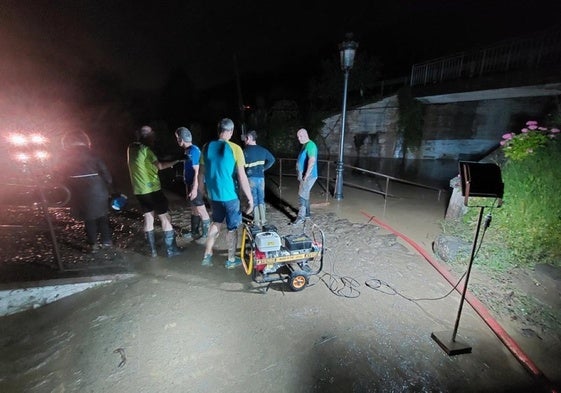 Vecinos y autoridades trabajan para achicar el agua.
