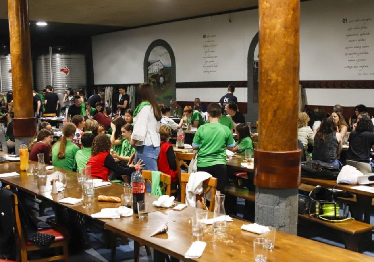 Imagen de la cena que tuvo lugar el fin de semana en Oianume Sagardotegia, que supuso el cierre de la temporada.