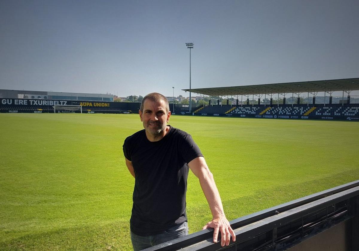 Ramsés Gil posa en el Stadium Gal en su presentación como nuevo entrenador del Real Unión.