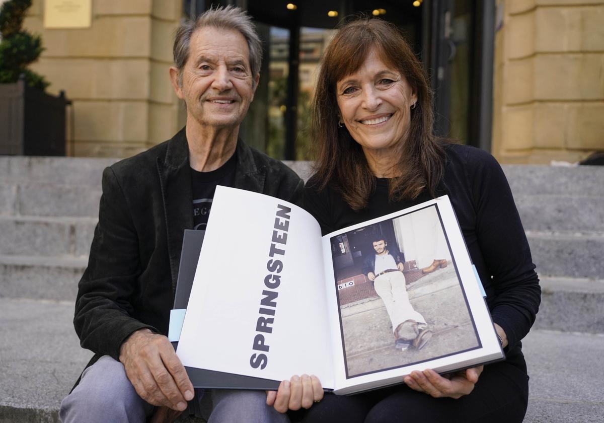 Garry Tallent y Nicki Germaine, con un ejemplar de su libro en el María Cristina.