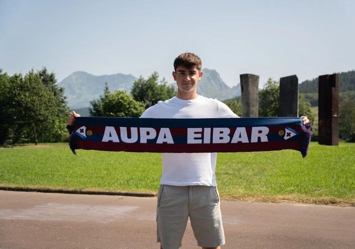 Aleix Garrido ya posa como nuevo jugador del Eibar