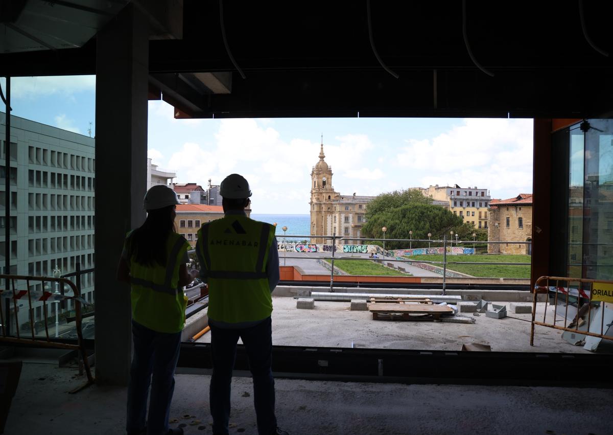 Imagen secundaria 1 - Recreación de cómo quedará el edificio, vistas desde el interior y trabajos en la cubierta.