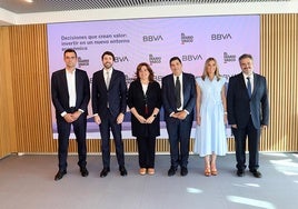 Juanma Zamorano, Luis Rivillas, Itziar Arroyo, Pep Ruiz, Nagore Acero y Álvaro Manteca posan antes de comenzar la jornada.