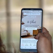 Una usuaria consulta la web de Airbnb en el móvil.