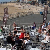 Grupos de personas relajándose en Blackpool (Reino Unido).