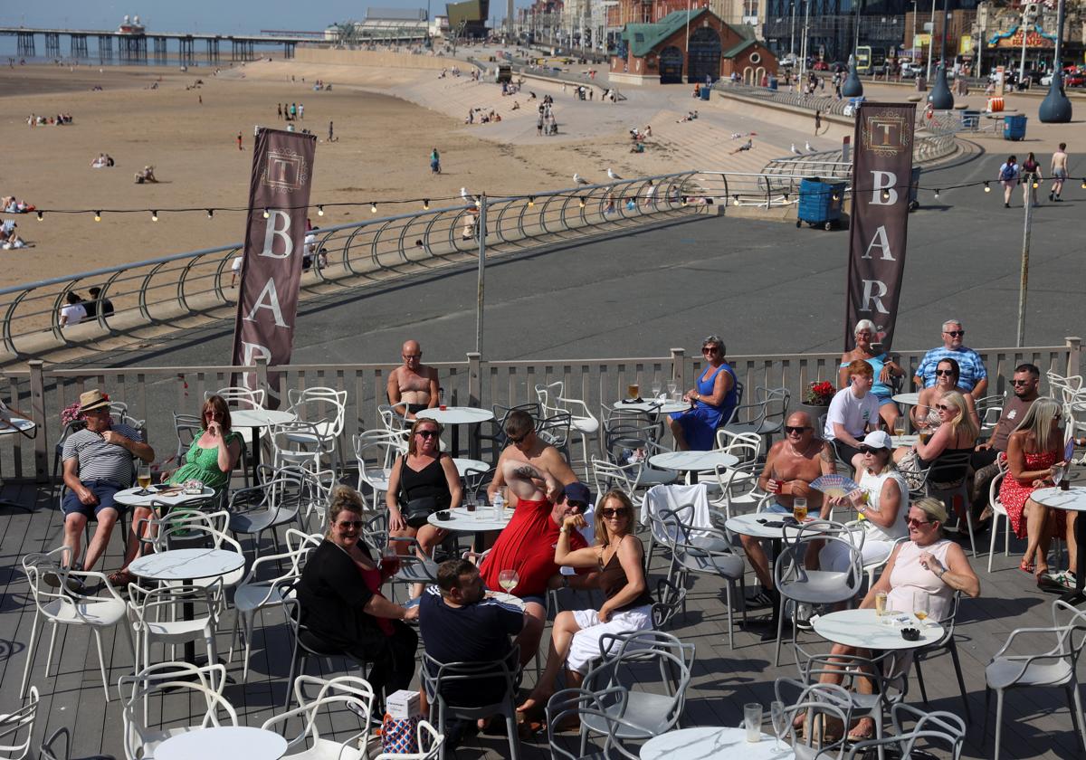 Grupos de personas relajándose en Blackpool (Reino Unido).