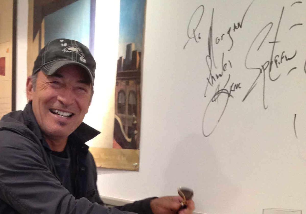 Springsteen firma en la pared del desaparecido Morgan en su 2008. Qué pena que aquel lugar donde fuimos tan felices siga cerrado.