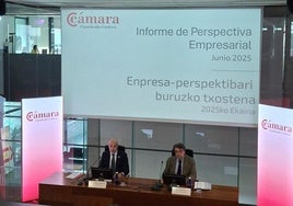 Mauri Arregui y Javier Zubia durante la presentación de la Encuesta de la Cámara de Gipuzkoa