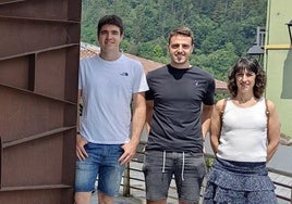 Iker Irribarria, tercero por la derecha, tras la celebración del pleno del jueves en el que fue nombrado alcalde de Arama.