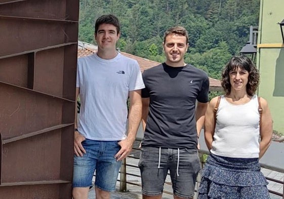 Iker Irribarria, tercero por la derecha, tras la celebración del pleno del jueves en el que fue nombrado alcalde de Arama.