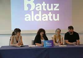 Leire Alberdi (Euskal Kontsumitzaile Elkartea), Idurre Eskisabel (Euskalgintzaren Kontseilua), Aitziber Blanco (dinamizatzailea) eta Igor Arenaza (Athletic Club), goizeko agerraldian.