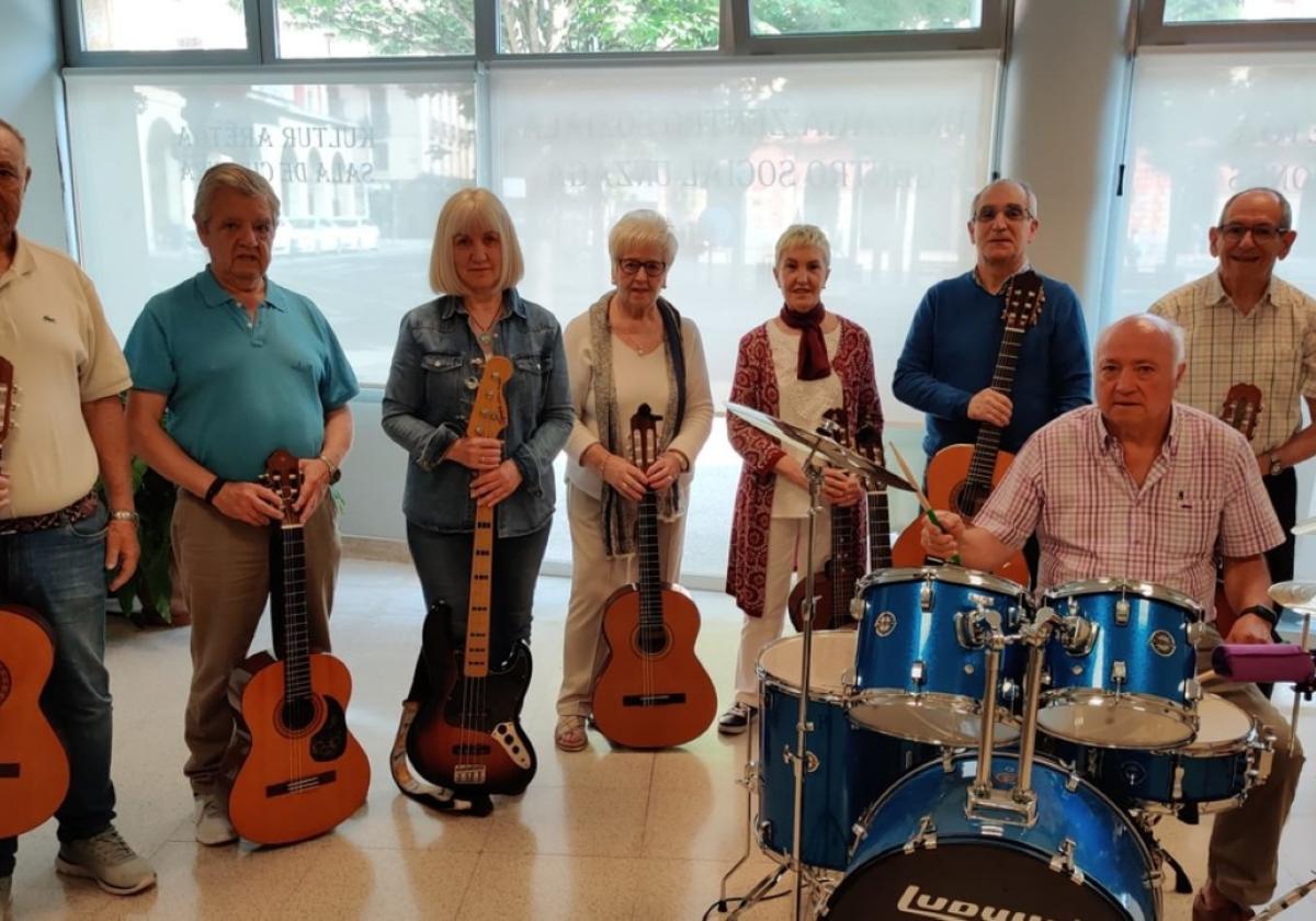 Componentes de Nahaste Music Group participan en el concierto.