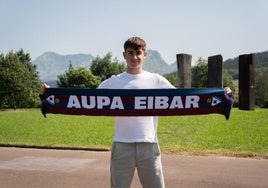 El joven centrocampista Aleix Garrido ya posa con la bufanda del Eibar, equipo con el que ha firmado para las próximas tres temporadas.