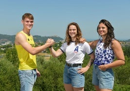 Adur Tapia de Orio, Xubane Uribarrena y Lorea Etxabe, remeras da Arraun Lagunak, posan en la azotea de El Diario Vasco