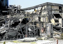 Consecuencia del incendio de la fábrica LEA, que ha quedado totalmente destrozada.