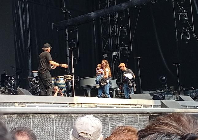 Una madre sube con su bebé al escenario antes del primer concierto de Springsteen