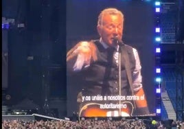 El mensaje de Bruce sobre impresionado en la pantalla gigante