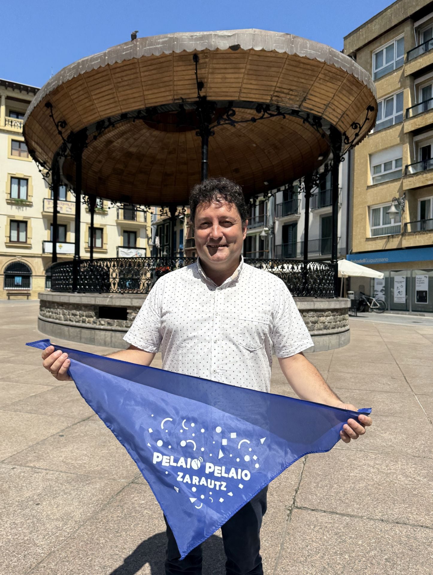 Xabier Txurruka en Musika Plaza con el pañuelo de las fiestas de San Pelayo que arrancan este próximo miércoles.
