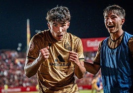 Gorka Carrera celebra su gol al Nàstic