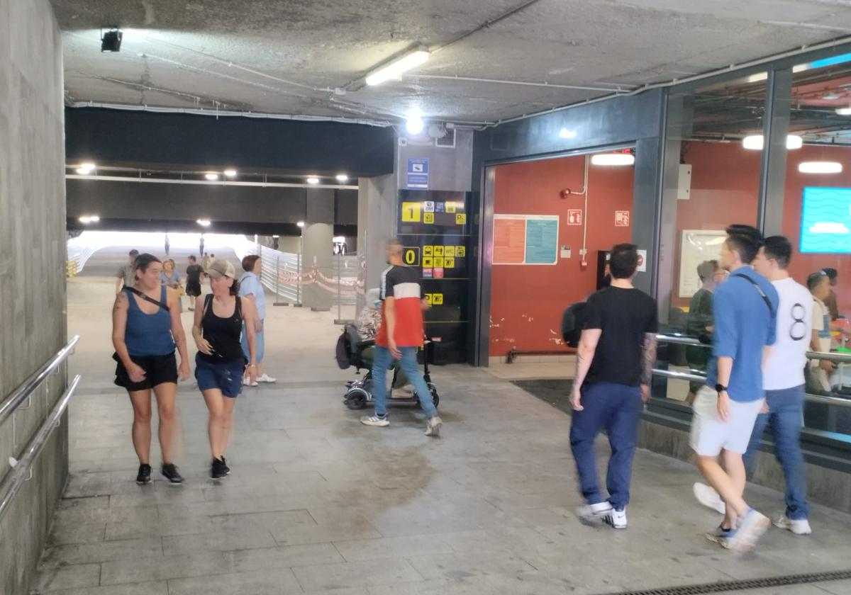 Varias personas utilizan el pasadizo de Atotxa, reabierto ete sábado al mediodía tras tres años cerrado.