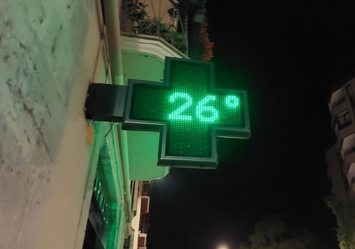 Nada menos que 26 grados marcba este termómetro de Tolosa pasadas las doce de la noche.