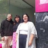 Sergio, Lucía y Rebeca a las puertas de La Bombonera, en la calle Zumalakarregi de Pasai Antxo.