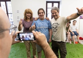 Miren Etxeberria, Igone Urkaregi y Luisma Moreno están listos para dar la bienvenida a los sanmarciales.