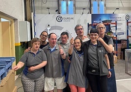 Trabajadores y trabajadoras de Gureak muestran sualegría por subirse a la carroza de la tamborrada.