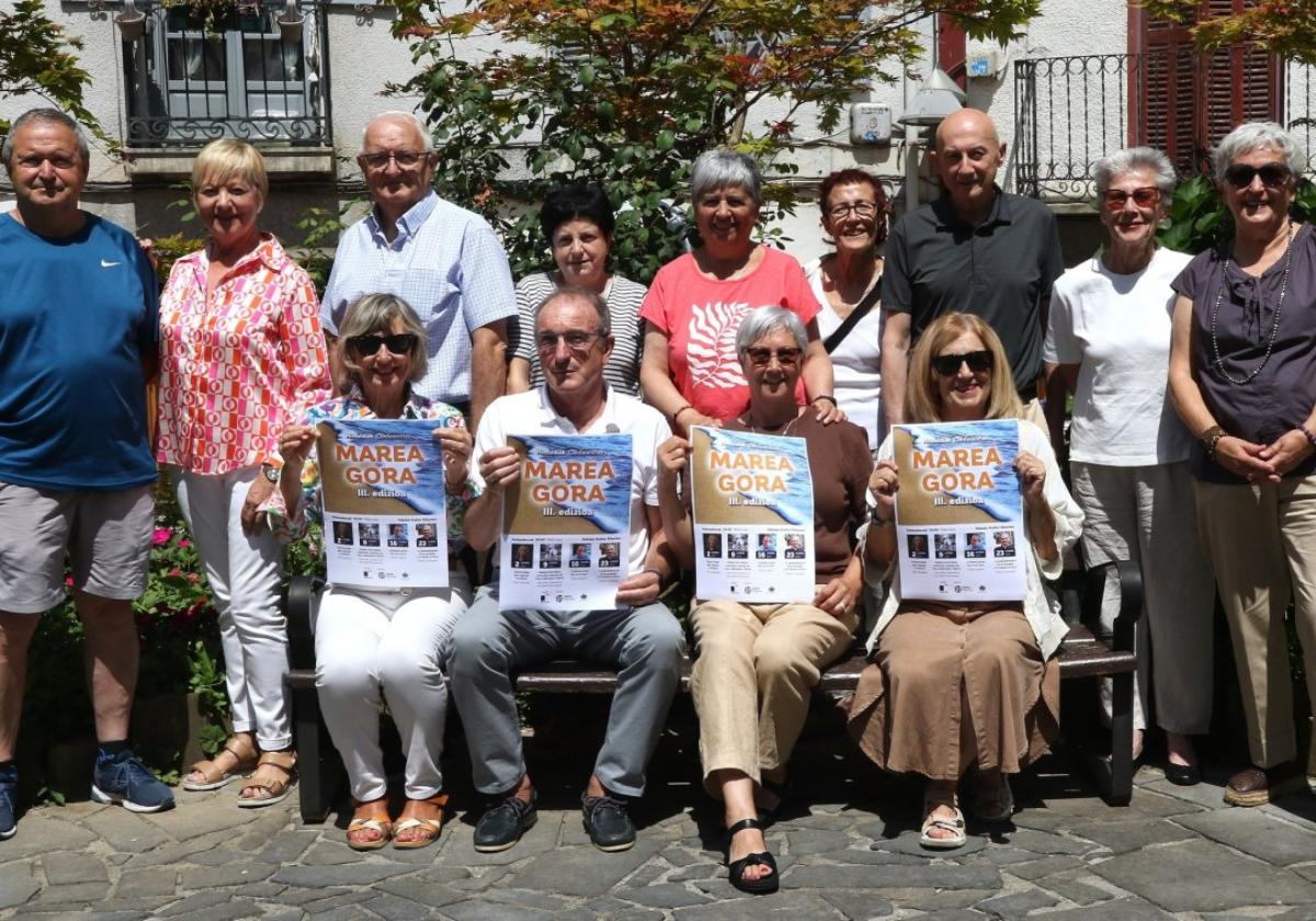 Alumnas y alumnos de la 18ª promoción de la Escuela de la Experiencia posan durante la presentación del III ciclo de conferencias Marea Gora.