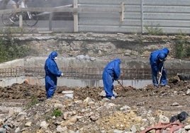 Los operarios provistos de EPIS trabajando en el solar de Trintxerpe donde se erigirá el edificio de Adinberri.