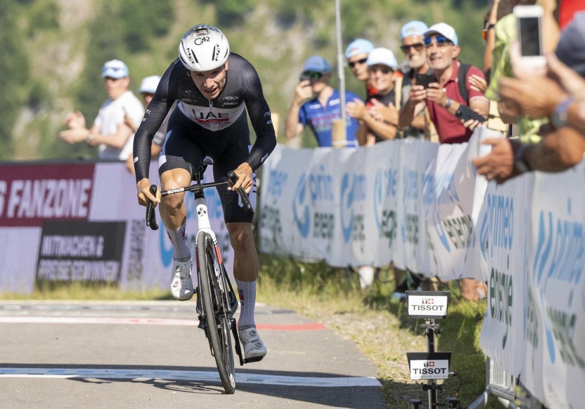 El luso Almeida encara los últimos metros de la última etapa del Tour de Suiza.