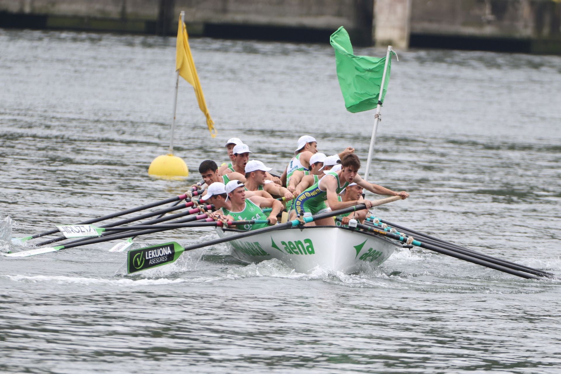 San Pedro vibró con su trainera y vio ganar a la Sotera