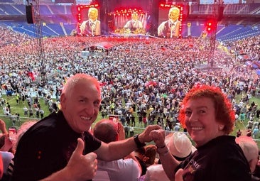 Amparo Azcona junto a su marido Patxi López, en la grada de Anoeta durante un momento del concierto.