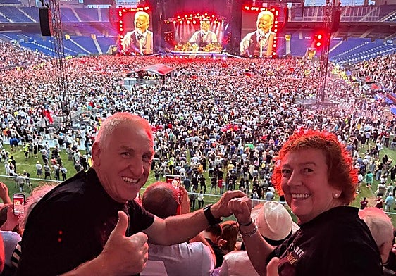 Amparo Azcona junto a su marido Patxi López, en la grada de Anoeta durante un momento del concierto.