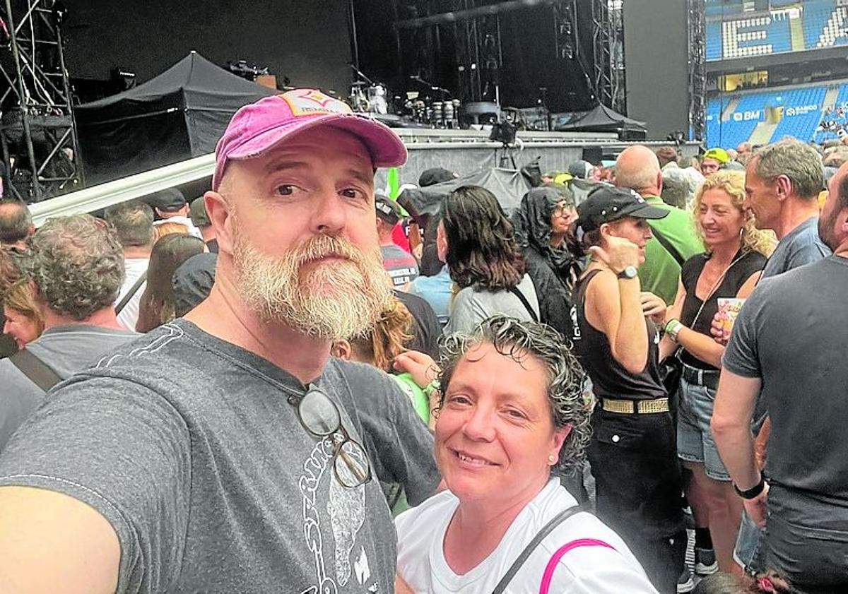 Imagen principal - Varios de los seguidores de Springsteen, durante el concierto del sábado.