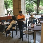 El verano y la falta de personal desatan la pelea entre sectores por contratar empleados