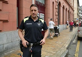El agente de la Policía Municipal, Aritz Monge, en la acera en la que atendió a la niña de Elgoibar a la que salvó la vida.