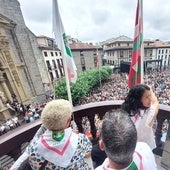 Instante de la izada de banderas en el balcón del Ayuntamiento