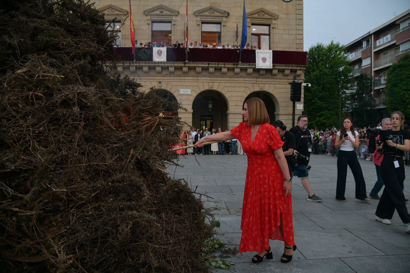 La hoguera de San Juan prende el inicio de las fiestas en Irun