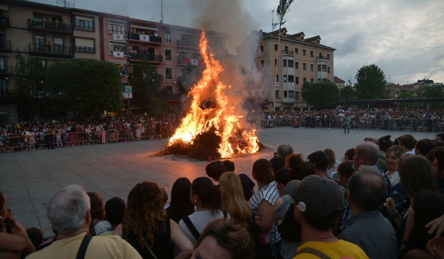 La hoguera de San Juan prende el inicio de las fiestas en Irun