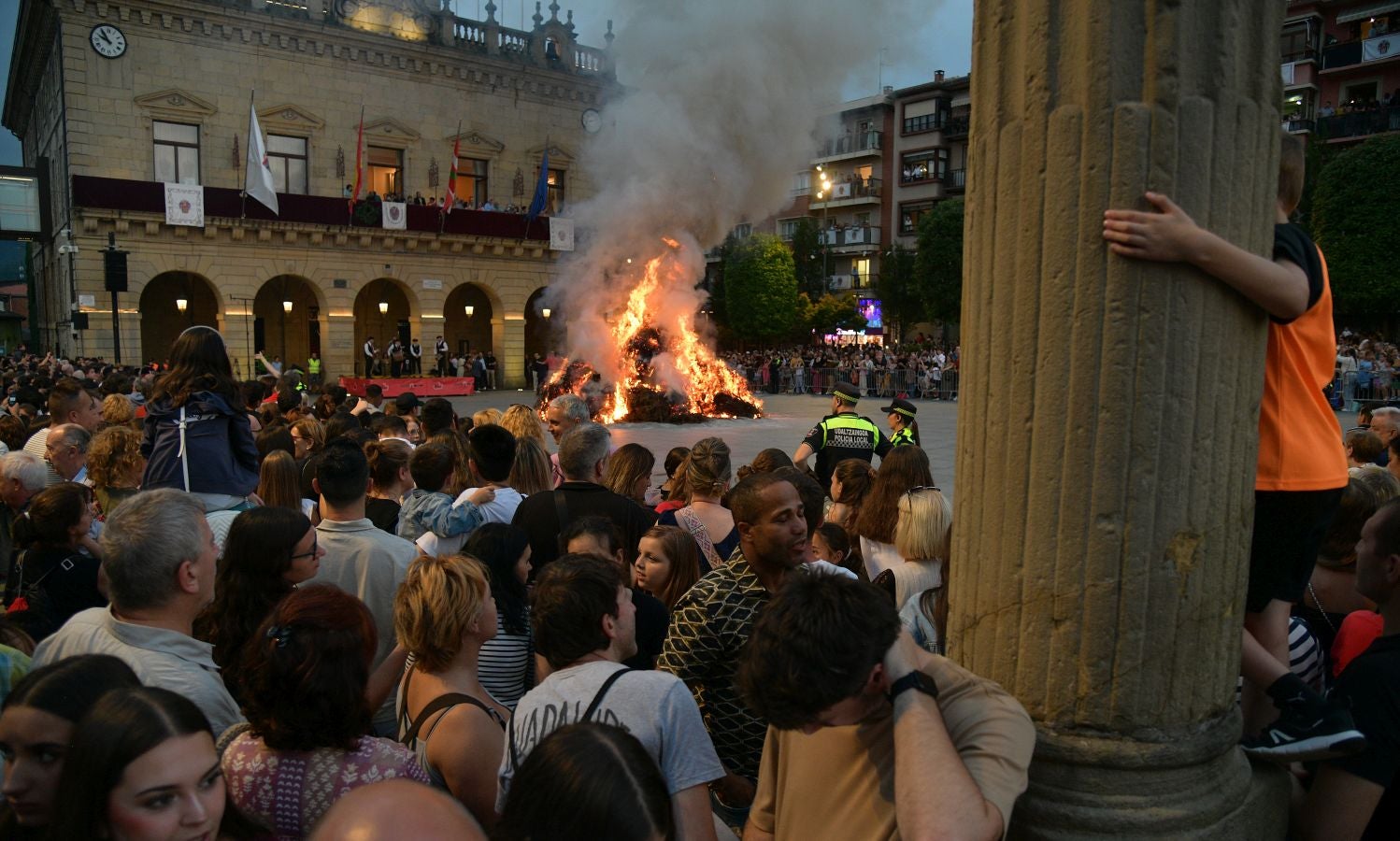 La hoguera de San Juan prende el inicio de las fiestas en Irun