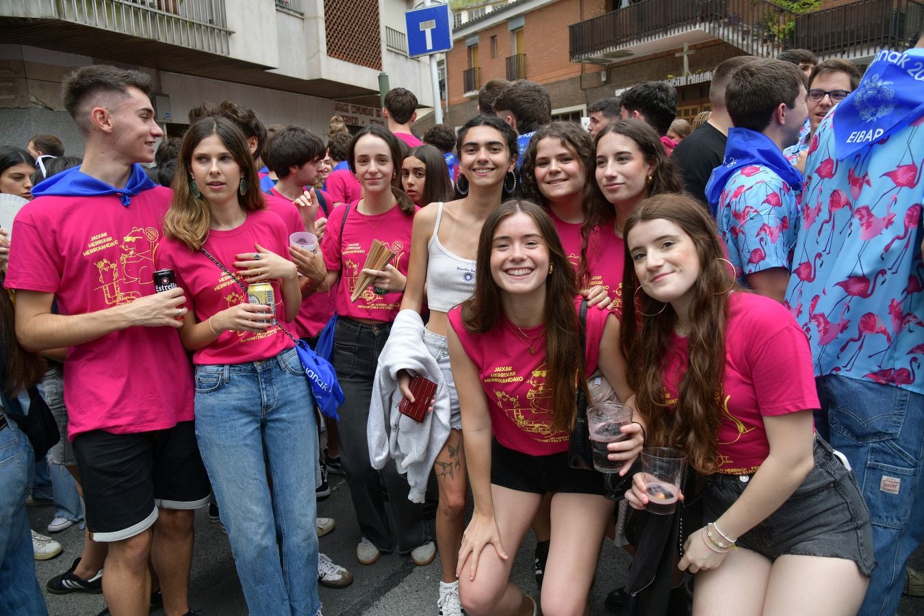 Las calles de Eibar se llenan en la víspera de San Juan