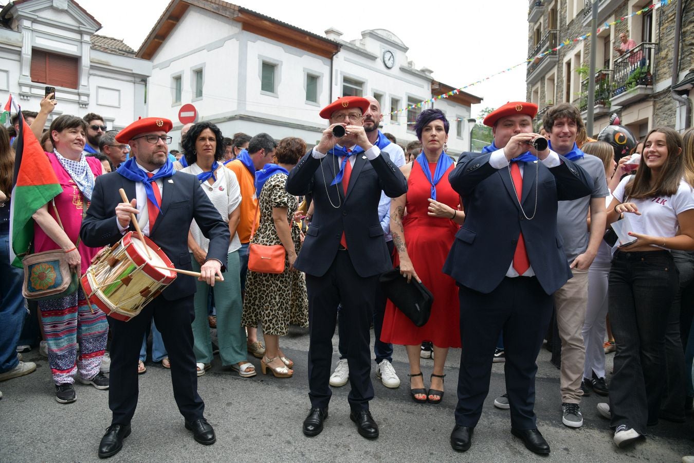 Las calles de Eibar se llenan en la víspera de San Juan