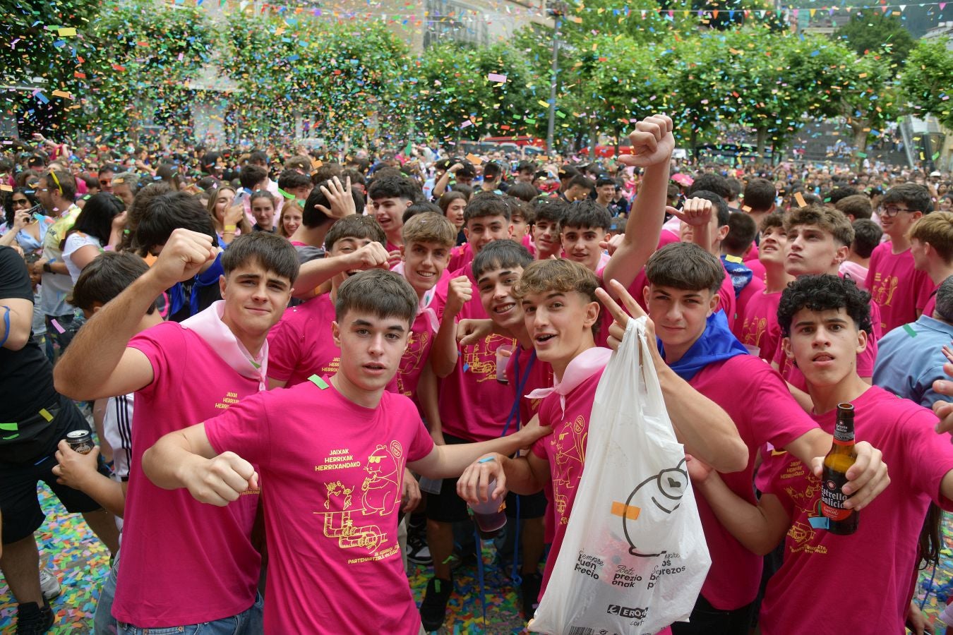 Las calles de Eibar se llenan en la víspera de San Juan