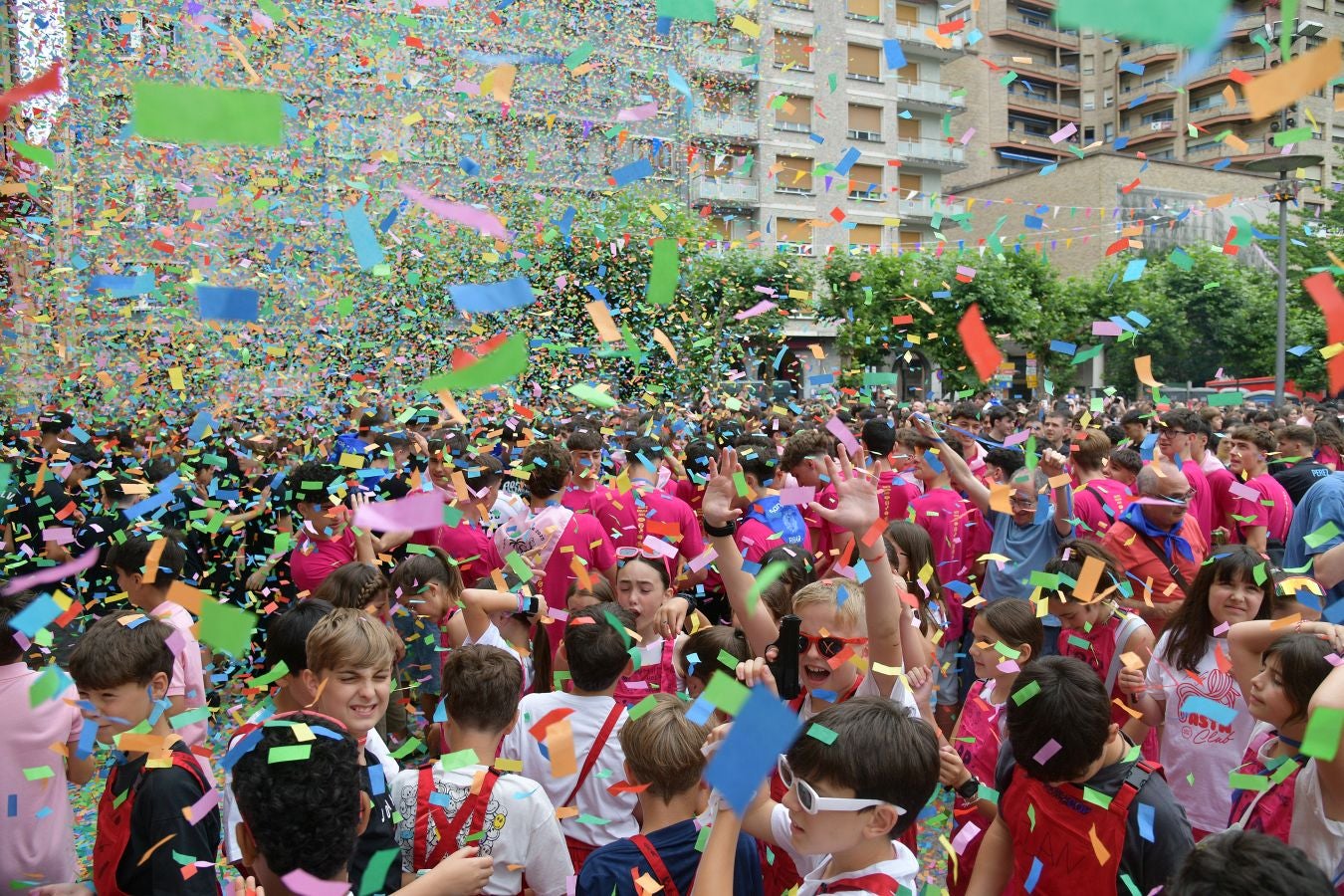 Las calles de Eibar se llenan en la víspera de San Juan